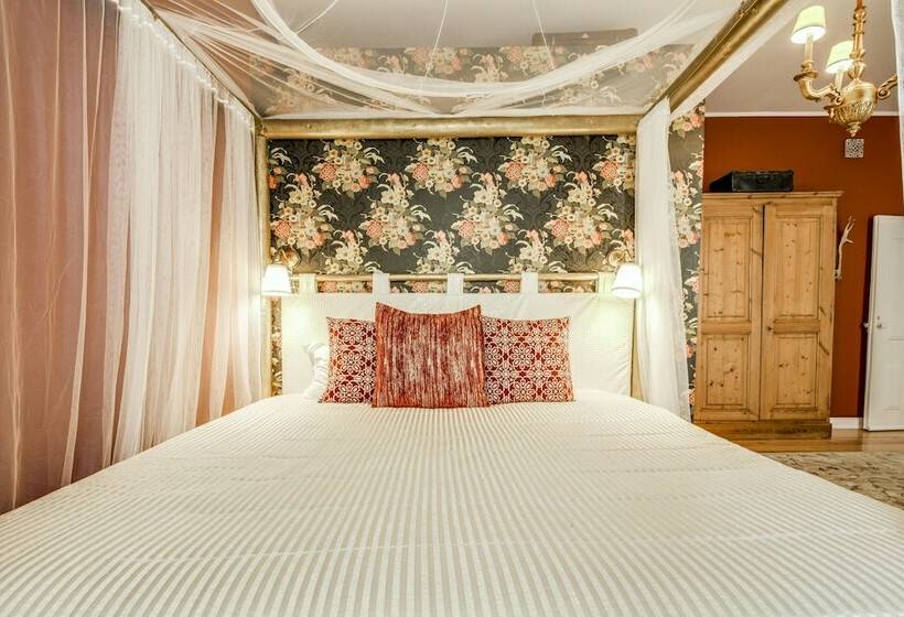 اتاق رمانتیک, Luxa Charmhouse