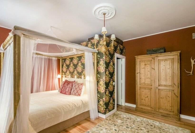 اتاق رمانتیک, Luxa Charmhouse