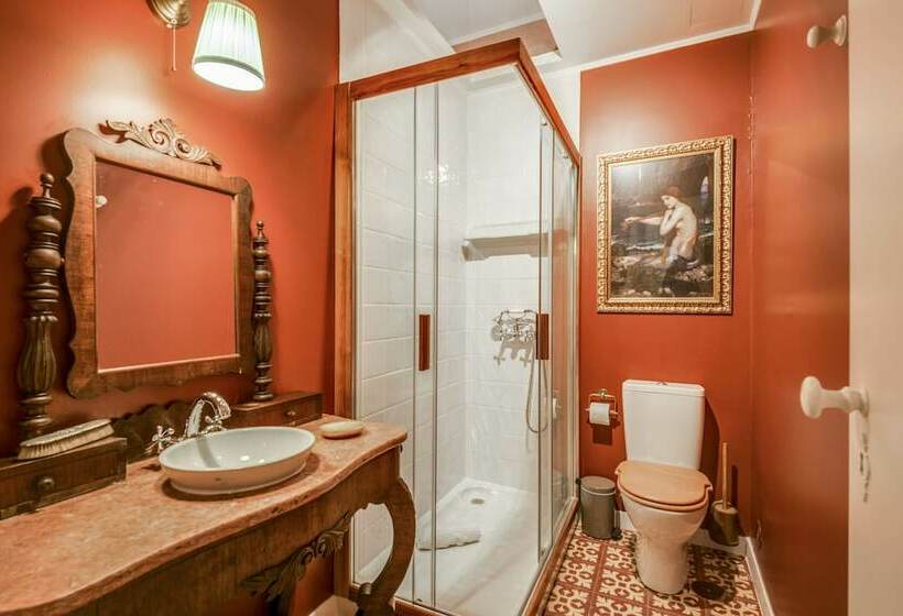 اتاق رمانتیک, Luxa Charmhouse