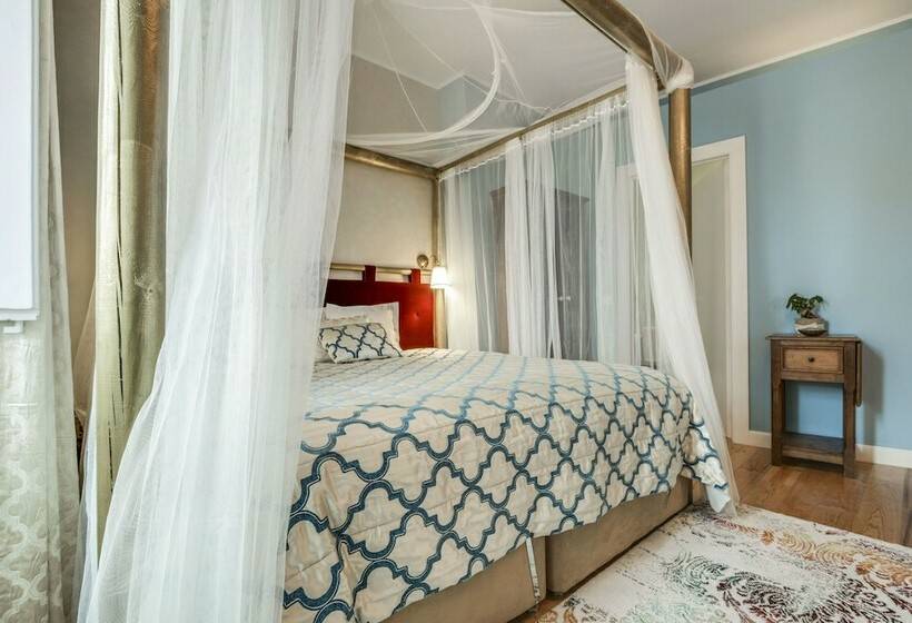 اتاق رمانتیک, Luxa Charmhouse