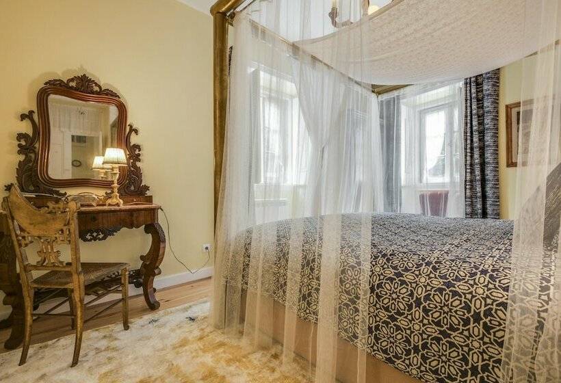 اتاق رمانتیک, Luxa Charmhouse