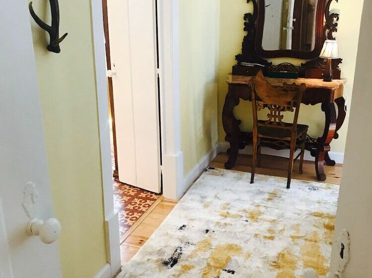 اتاق رمانتیک, Luxa Charmhouse