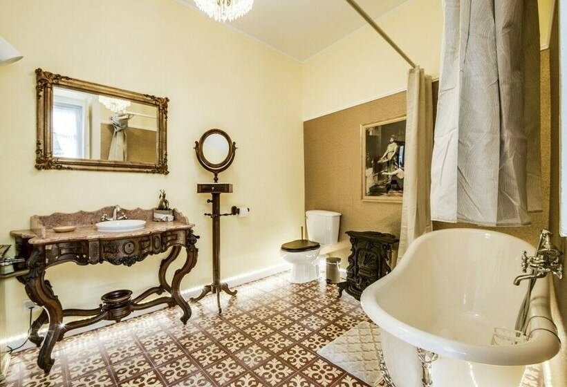 اتاق رمانتیک, Luxa Charmhouse