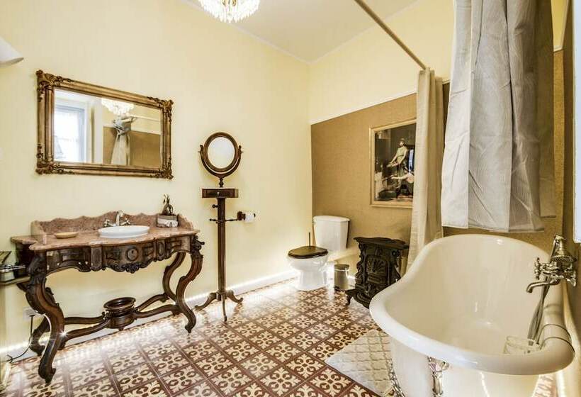 اتاق رمانتیک, Luxa Charmhouse