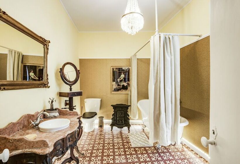 اتاق رمانتیک, Luxa Charmhouse