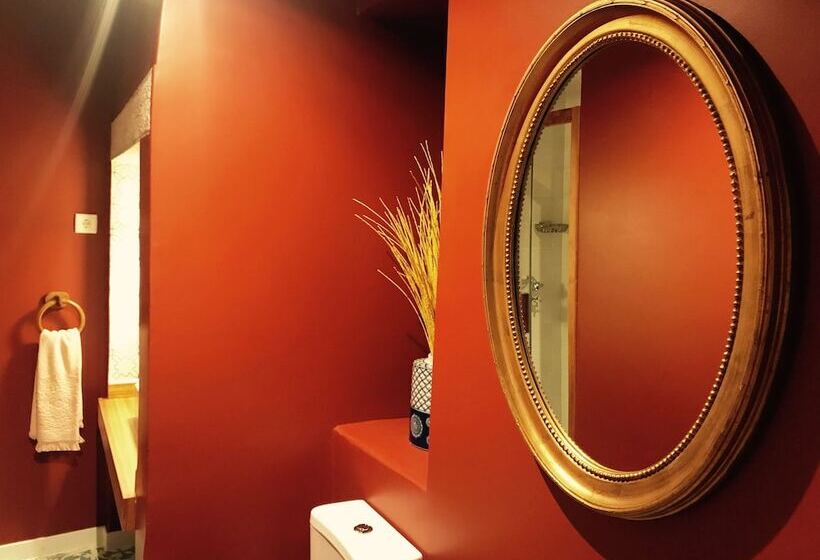 اتاق رمانتیک, Luxa Charmhouse