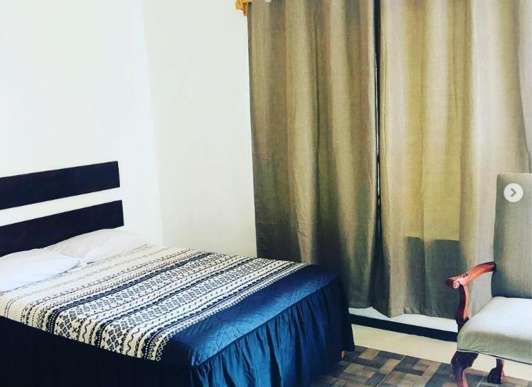 חדר סטנדרט לשלושה, Pedregal