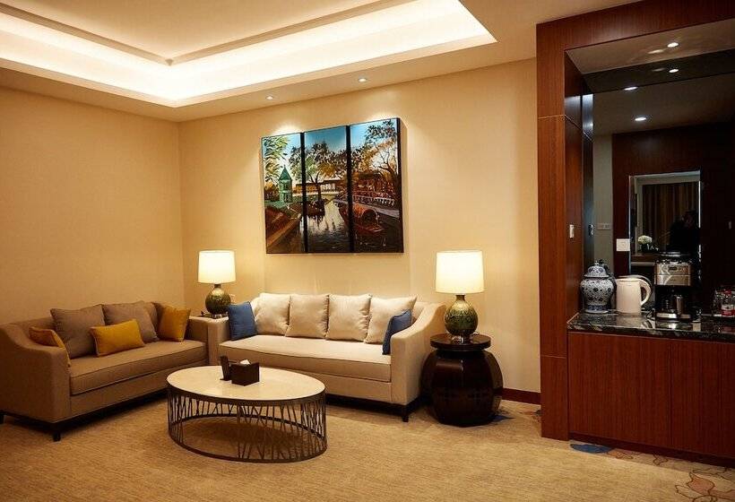 סוויטה דלוקס, The Thousand Lantern Lake