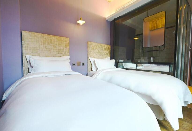 اتاق استاندارد, Check Inn Hive