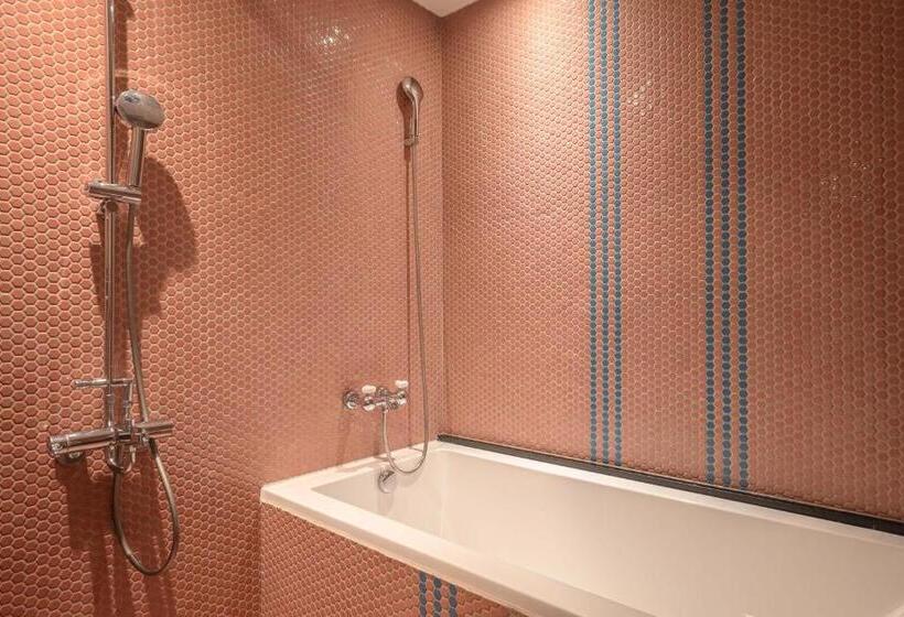 اتاق لوکس چهار تخته, Check Inn Hive