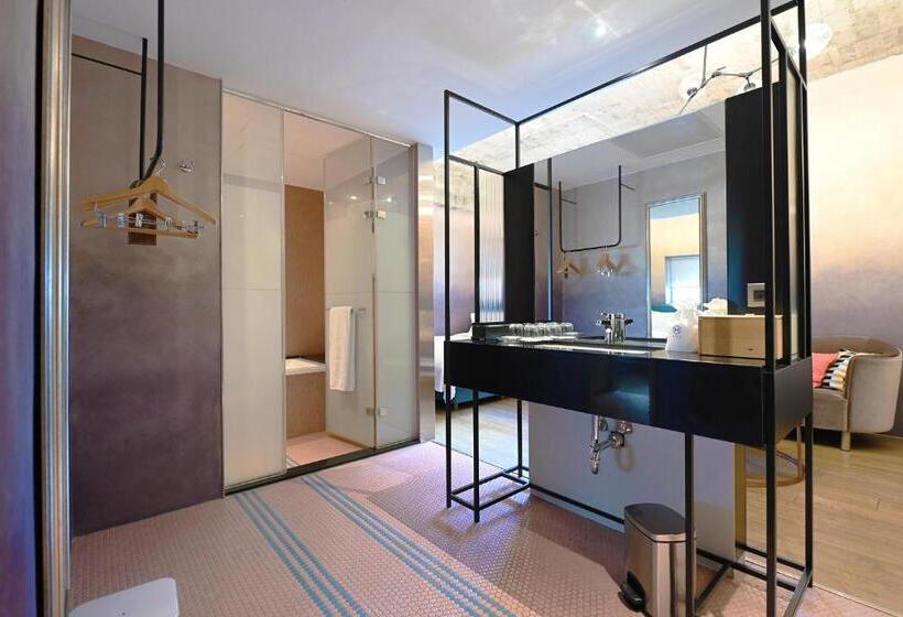 اتاق لوکس چهار تخته, Check Inn Hive