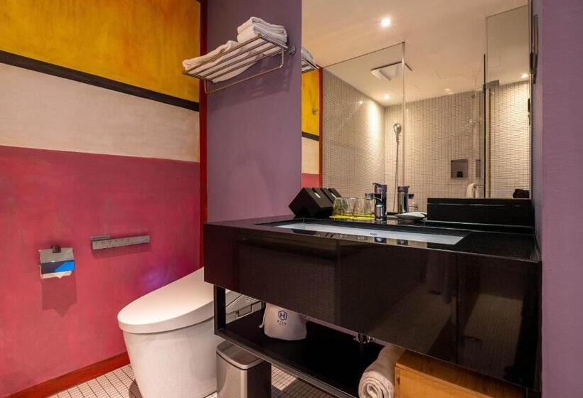 سوییت لوکس, Check Inn Hive