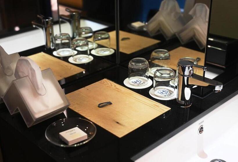 سوییت لوکس, Check Inn Hive