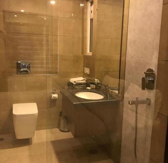 Номер Deluxe, Holy River