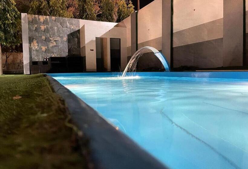 Номер Deluxe, Holy River