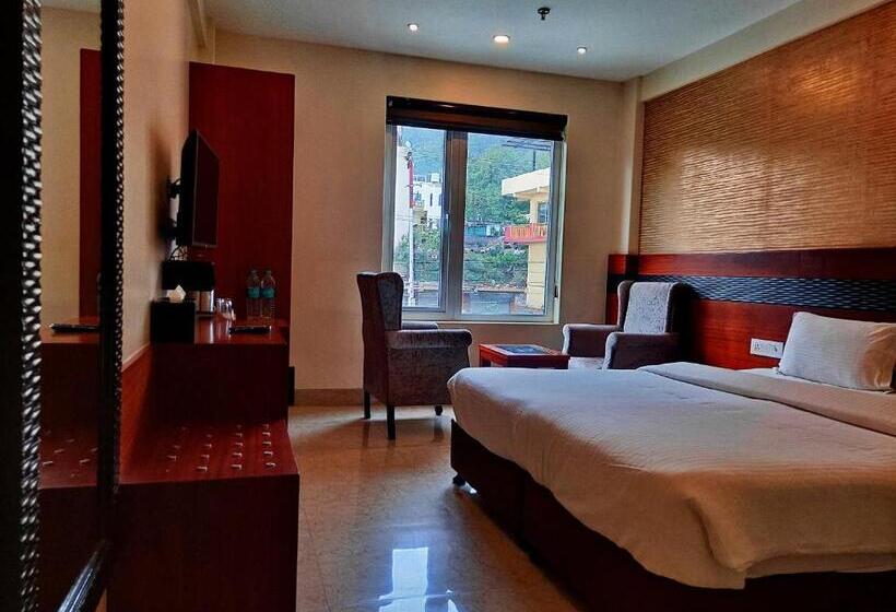 Номер Deluxe, Holy River