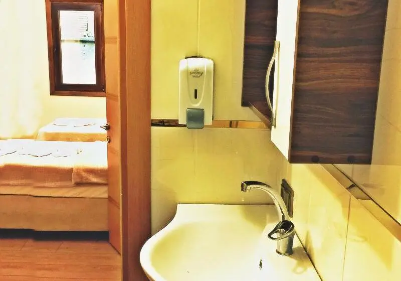 エコノミートリプルルーム, Feza Otel