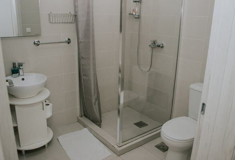 اتاق خانوادگی, Serdar