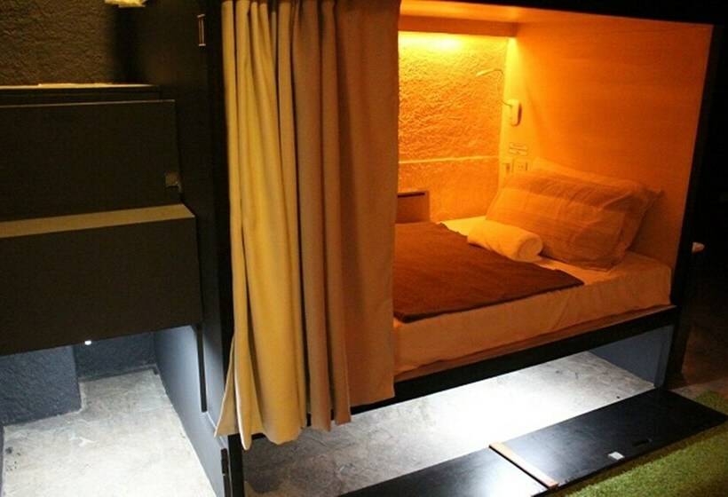 Кровать в Общей Комнате, The Cavern Pod Hotel & Specialty Café   Hostel
