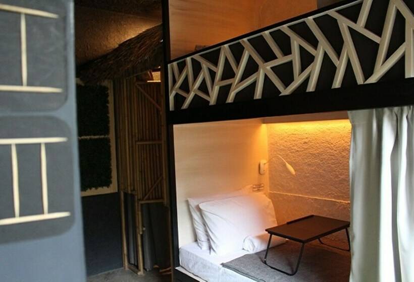 共用房间的床, The Cavern Pod Hotel & Specialty Café Hostel