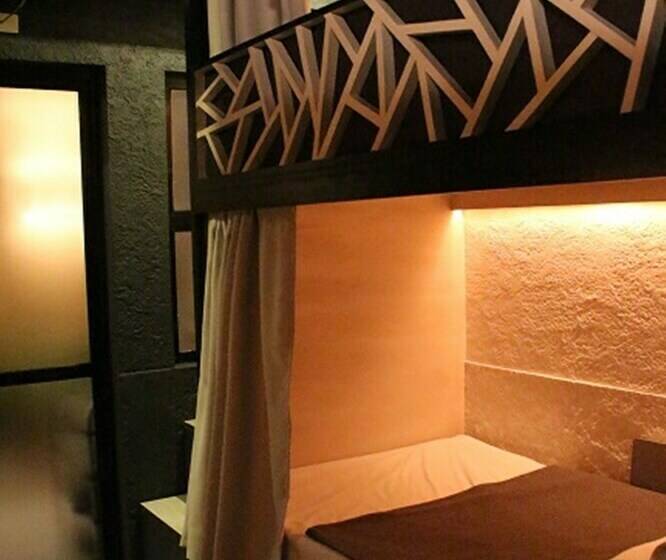 共用房间的床, The Cavern Pod Hotel & Specialty Café Hostel