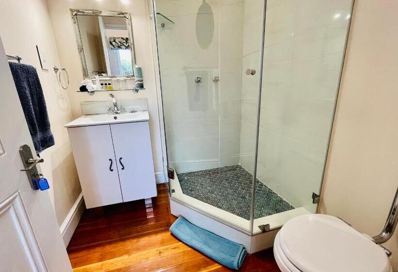 غرفة قياسية مطلّة علي البحر, Sunny Cove Manor