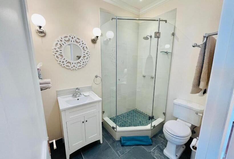 غرفة قياسية مطلّة علي البحر, Sunny Cove Manor