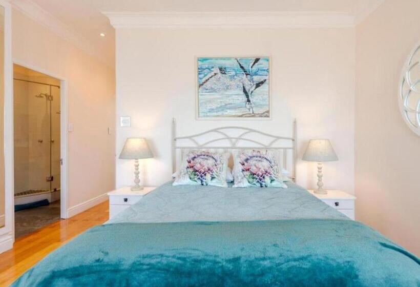 غرفة قياسية مطلّة علي البحر, Sunny Cove Manor