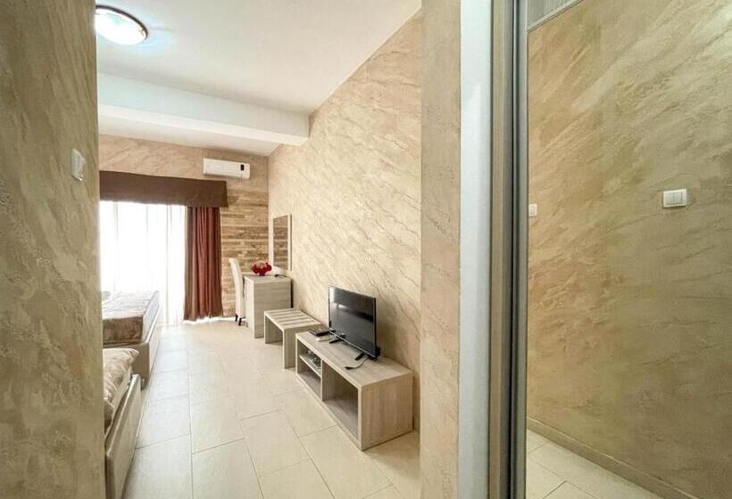 اتاق استاندارد چهارنفره با بالکن, Imperial Resort