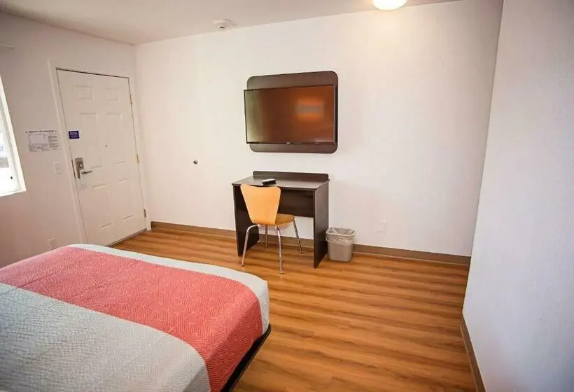 اتاق استاندارد با تخت بزرگ, Motel 6crescent City, Ca