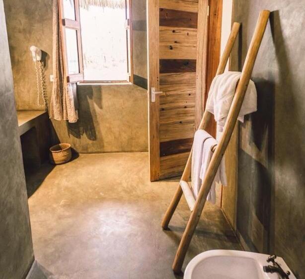 스탠다드 룸 킹사이즈 침대, Milele Beach Resort