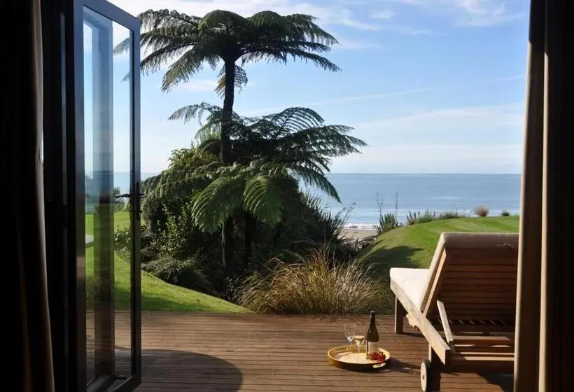 Deluxe-bungalow, Adrift In Golden Bay  Absolute Beachfront Villas