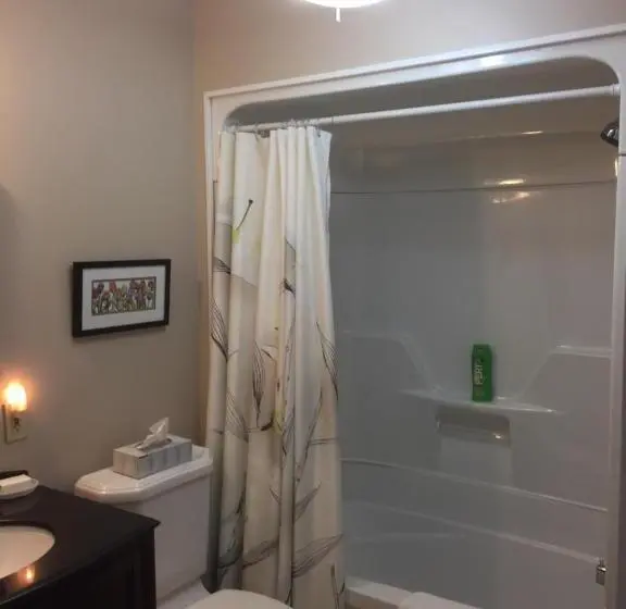 سوئیت با تخت بزرگ, Sir Isaac Brock B&b Luxury Suites
