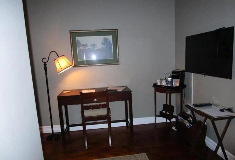 سوئیت با تخت بزرگ, Sir Isaac Brock B&b Luxury Suites