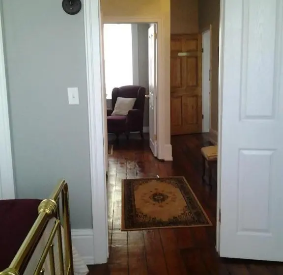 سوییت, Sir Isaac Brock B&b Luxury Suites