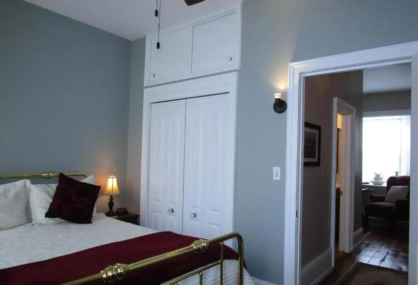 سوییت, Sir Isaac Brock B&b Luxury Suites