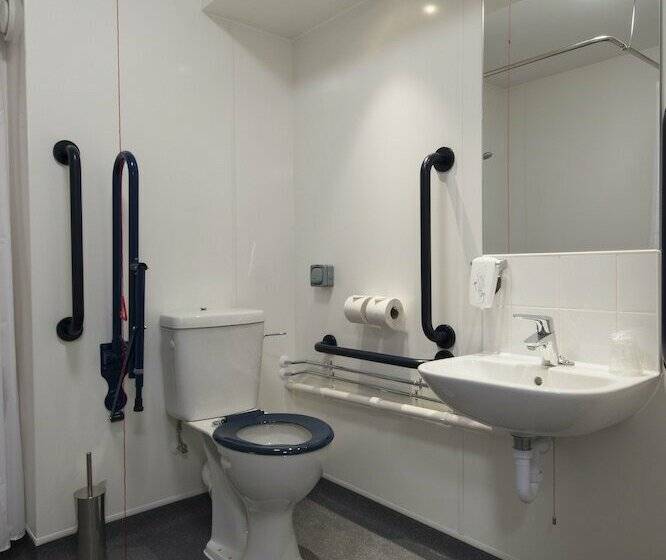 חדר סטנדרט מותאם לאדם עם מוגבלויות, Kings Chamber, Doncaster By Marston S Inns