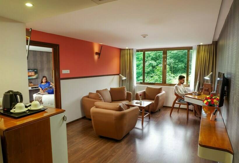 جناح ديلوكس, The Blooms Cochin