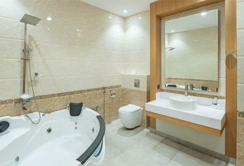 带4个卧室的别墅, Radisson Blu Hotel, Buraidah