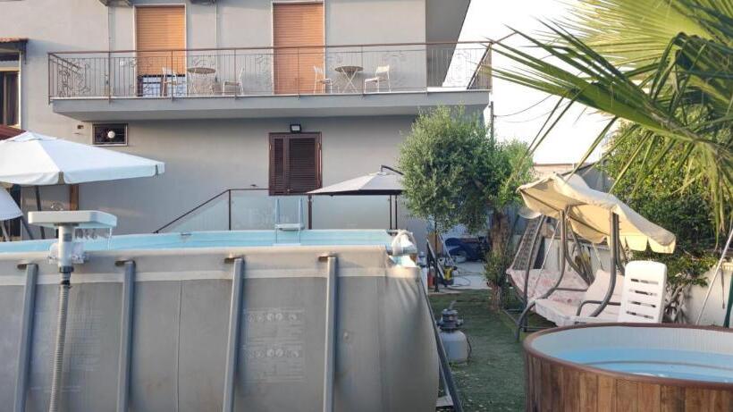 اتاق استاندارد با چشم‌انداز استخر, B&b S Home