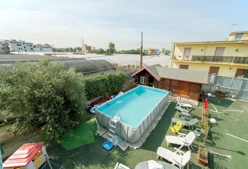 اتاق استاندارد با چشم‌انداز استخر, B&b S Home