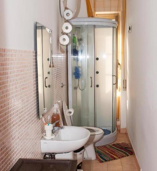 اتاق استاندارد چهارنفره با سرویس بهداشتی مشترک, B&b S Home