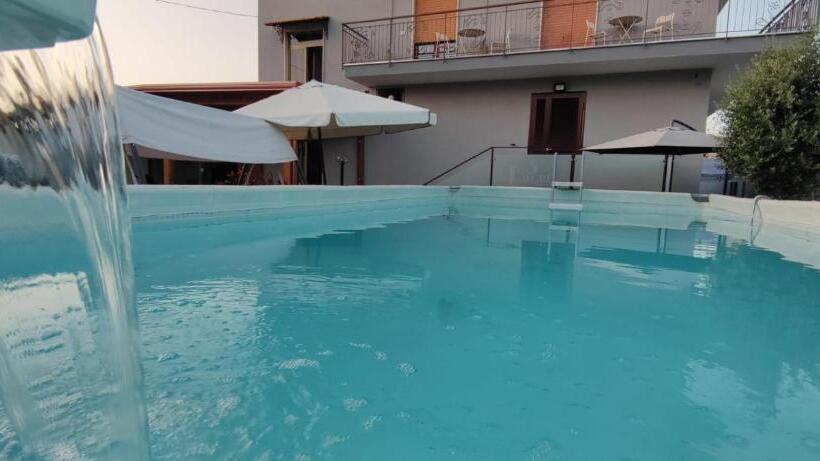 اتاق استاندارد با چشم‌انداز استخر, B&b S Home