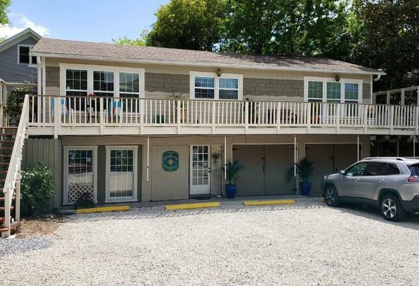 디럭스 스위트 킹 침대, At Journey S End