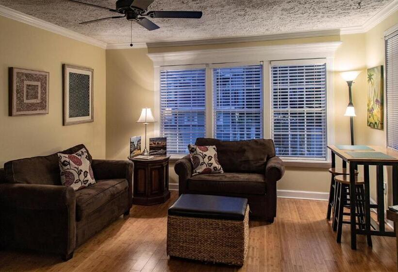 디럭스 스위트 킹 침대, At Journey S End