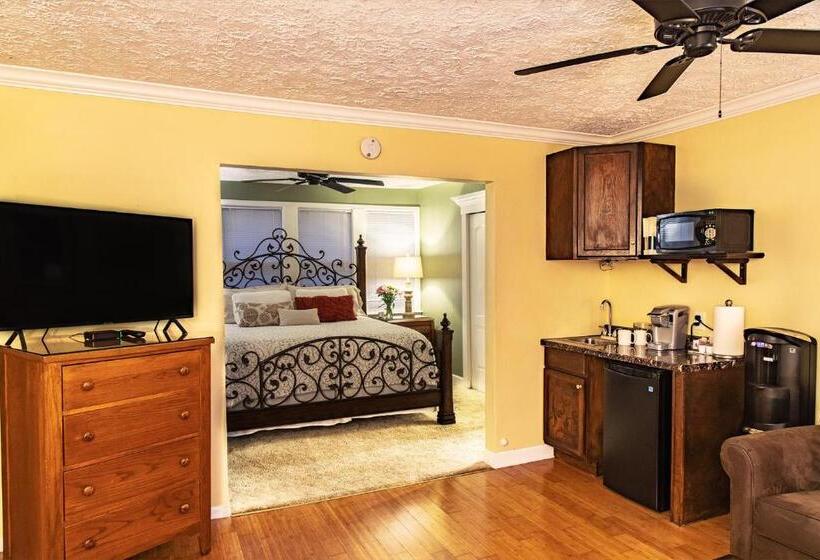 디럭스 스위트 킹 침대, At Journey S End