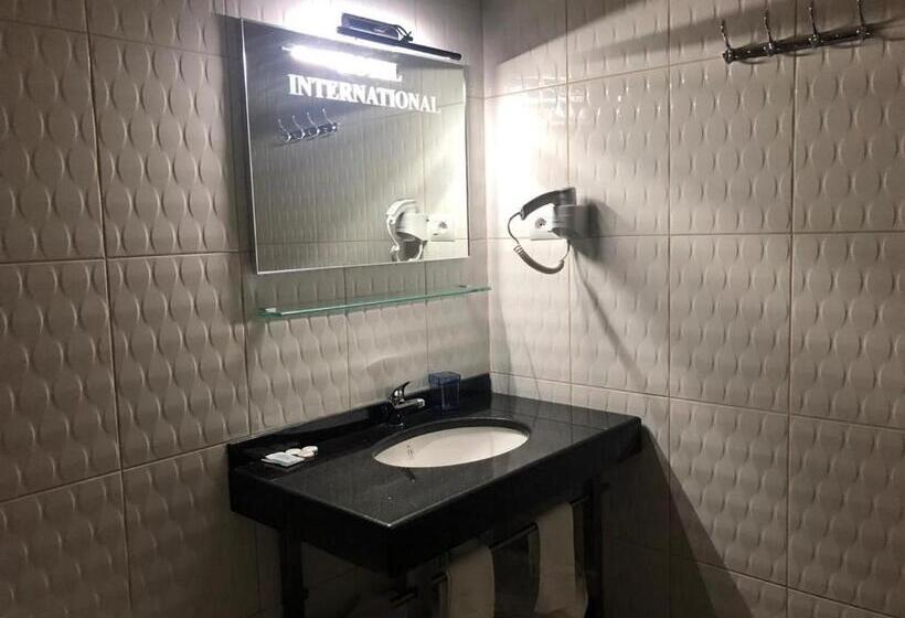 デラックスルーム, Fieri International