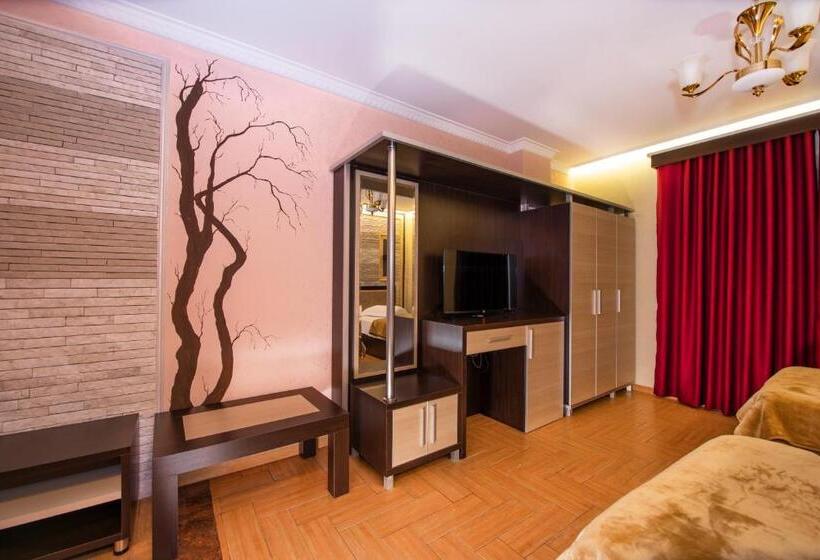 デラックストリプルルーム, Fieri International