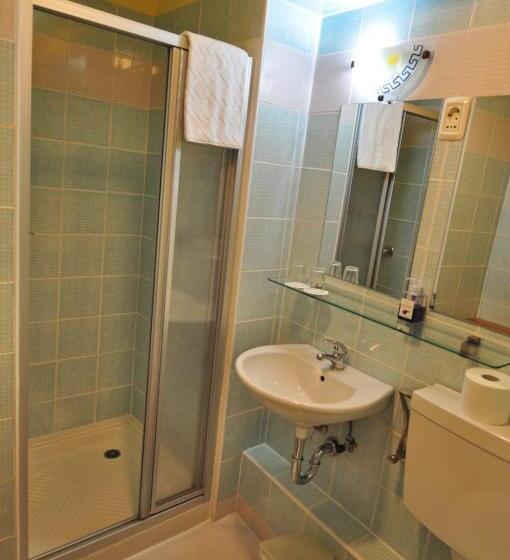 اتاق استاندارد یک نفره, Max Piran