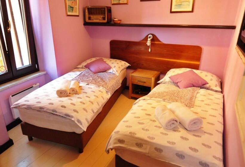 اتاق استاندارد یک نفره, Max Piran